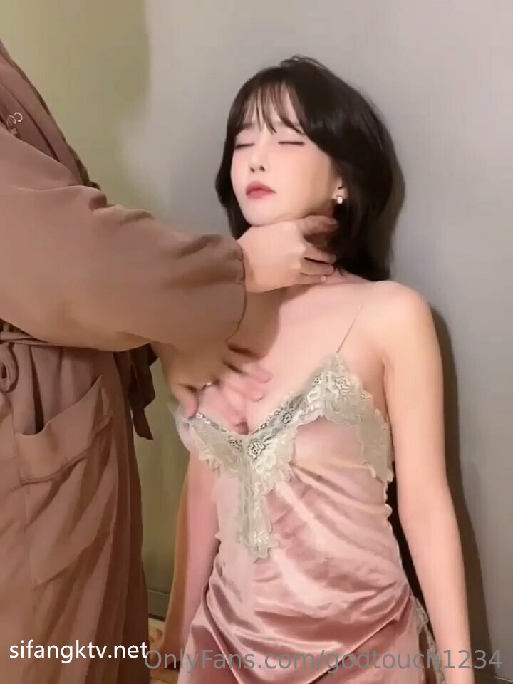 把鸡巴藏进蛋蛋里让少妇给吸出来口交，各种体位无套蹂躏骚少妇，道具玩弄骚穴，淫声荡语不断射在脸上和嘴巴